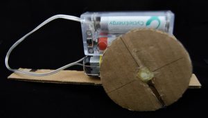 carrito de cartón reciclado con motor básico