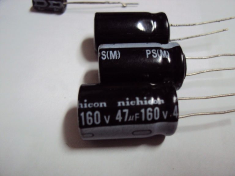 CAPACITOR ELECTROLÍTICO 47UF 160V